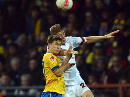 Braunschweigs Gianluca Korte im Duell mit Schindler (re.).