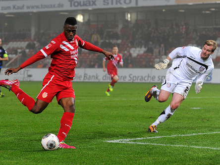 Sanogo (li.) schie&#223;t in der 23. Minute vorbei