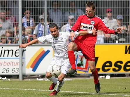 Giovanni Cannata (l.), hier Kickers Emden, jetzt Rot-Weiss Essen