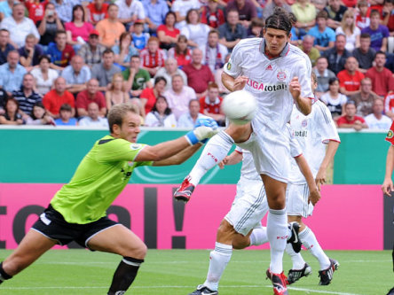 Neckarelz-Keeper Florian Hickel rettet gegen Mario Gomez.