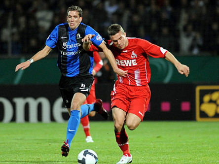 Lukas Podolski (re.) gegen Gustav Schulz