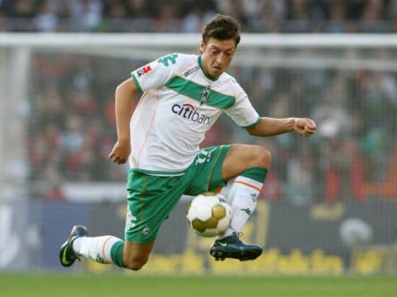 Fu&#223;ball, Bundesliga: Mesut &#214;zil im Dress von Werder Bremen