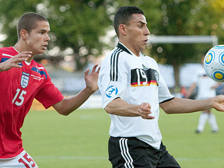 Enges Duell: Deutschlands Khedira (re.) im Zweikampf mit dem Engl&#228;nder Rodwell.