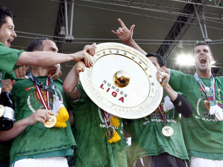 Die Schale ist zur&#252;ck in Wien: Die Spieler von Rapid feiern die Meisterschaft.