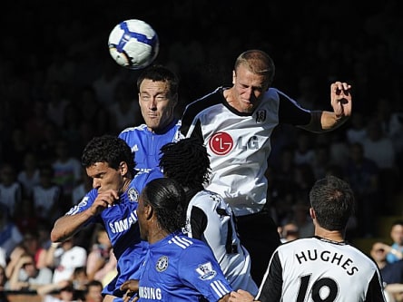 Fu&#223;ball, Premier League: Brede Hangeland (FC Fulham) &#252;berspringt John Terry und Michael Ballack (FC Chelsea)