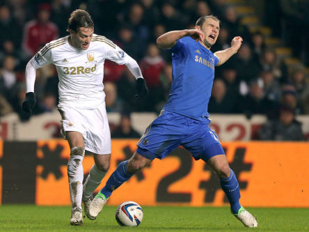 Swansea City&apos;s Miguel Michu (li.) vs. Chelseas Branislav Ivanovic