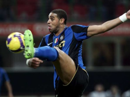 Der Moment der Entscheidung: Inters Adriano trifft gegen Sampdoria.