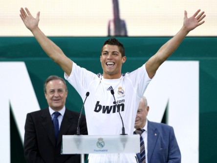 Umjubelt und gl&#252;cklich: Cristiano Ronaldo bei seiner Pr&#228;sentation im Real-Dress.