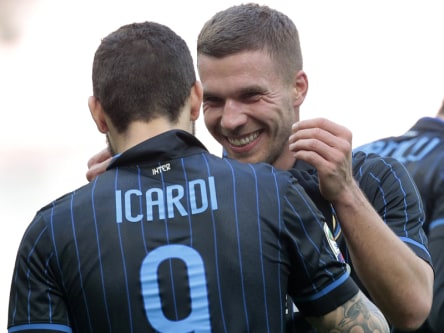 Bejubelt gegen Genua das 2:0: Lukas Podolski mit Torsch&#252;tze Mauro Icardi