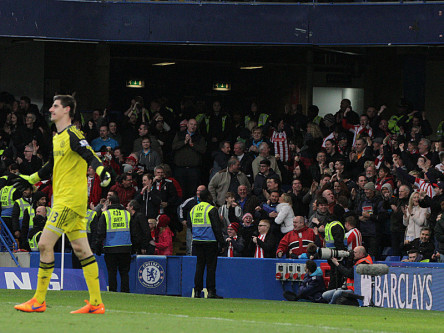 W&#228;hrend im Hintergrund Stoke-Fans jubeln, ist er restlos bedient: Chelsea-Schlussmann Thibaut Courtois.