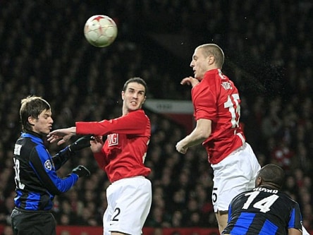 Nemanja Vidic (2.v.re.) k&#246;pft zum 1:0.