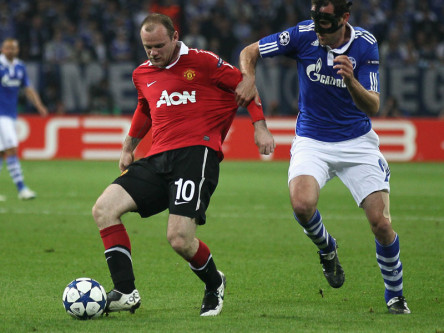 Rooney sichert den Ball gegen Metzelder