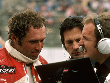 Voll konzentriert: Jochen Maas 1980 im Gespr&#228;ch mit Ford-Teammanager Alan Rees.