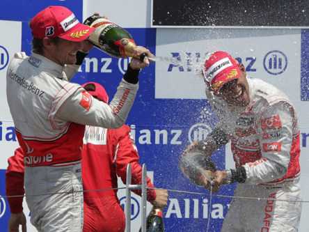 Champagnerdusche: Jenson Button begie&#223;t Sieger und Teamkollege Lewis Hamilton.