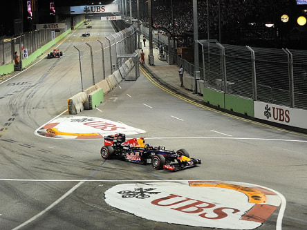 Nach Hamiltons Ausfall war der Weg weitgehend frei: Sebastian Vettel holt sich in Singapur den zweiten Saisonsieg.