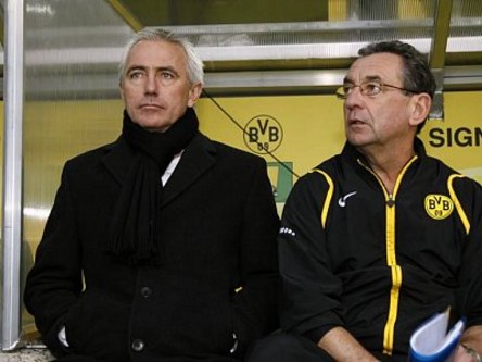 Trainer Bert van Marwijk (li., daneben Assistent Dick Voorn).