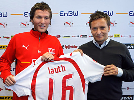 Benjamin Lauth (li.) mit VfB-Sportdirektor Horst Heldt.