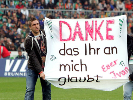 Klasnic zeigt seinen Dank f&#252;r die Unterst&#252;tzung der Werder-Fans