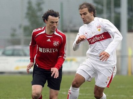 Wehens Torsten Reuter gegen Osnabr&#252;cks Neuzugang Marcel Schuon (hier noch im VfB-Trikot)