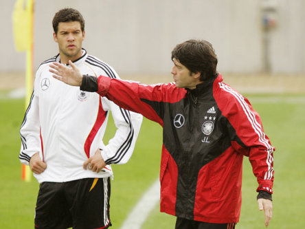 Beim Training in Berlin: Michael Ballack und Bundestrainer Joachim L&#246;w