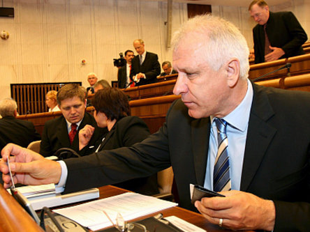 Der Ex-Coach der Slowakei, Dusan Galis, im slowakischen Parlament