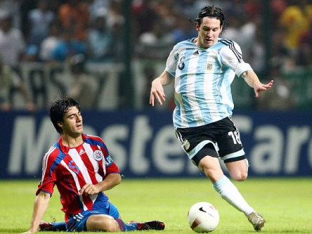 Julio Caceres (re.) gegen Lionel Messi