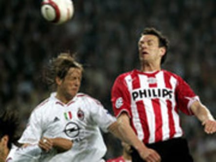 Am Ende wurde es ganz eng: Milans Matchwinner Ambrosini im Kopfballduell mit Vennegoor of Hesselink. 