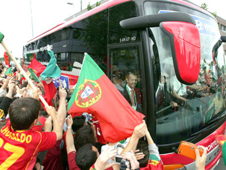 Begeisterung: Portugiesische fans belagern den Mannschaftsbus am Flughafen M&#252;nster/Osnabr&#252;ck.
