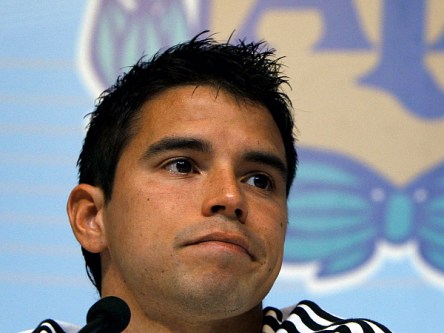 Javier Saviola bei der Pressekonferenz in Herzogenaurach.