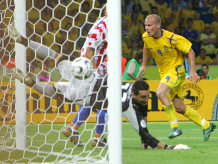 Fredrik Ljungberg trifft zum 1:0-Siegtreffer gegen Paraguay.