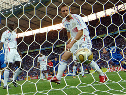 Fehler ausgeb&#252;gelt: Materazzi (Nr. 23) dreht jubelnd an, Ribery sieht den Ball im Netz zappeln.