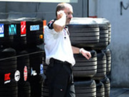 Anweisung: Der BAR-Mechaniker darf die Reifen in Barcelona wieder einpacken. 