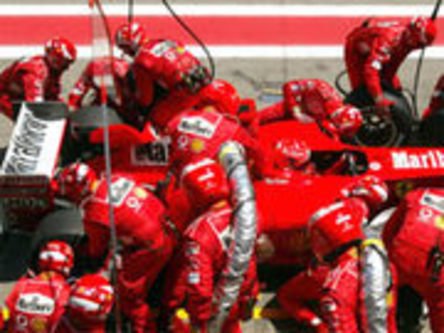 Perfektes Teamwork: Schumi und Ferrari gewinnen auch den 5. GP dieser Saison. 