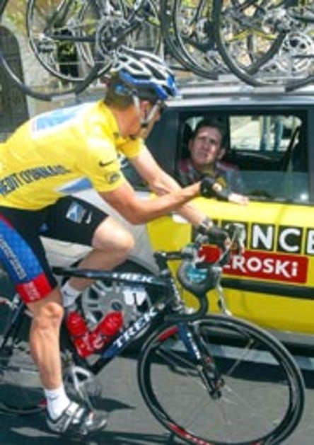 Verschnaufpause: Lance Armstrong beim Plausch mit dem Once-Team. 