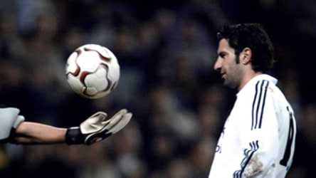 Immer für eine Provokation zu haben: German Burgos als Spieler, hier mit Luis Figo.