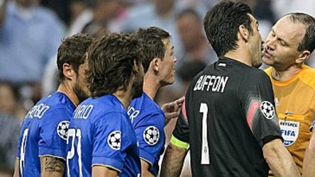 Gianluigi Buffon (Mi.), Jonas Eriksson (2.v.re.)