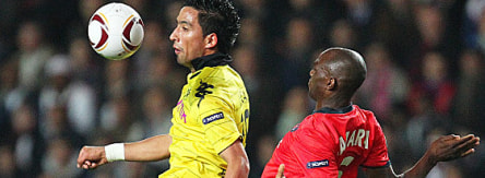 Lucas Barrios (li.) gegen Zoumana Camara