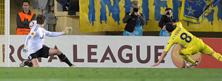 Santi Cazorla (re.) überwindet Adler