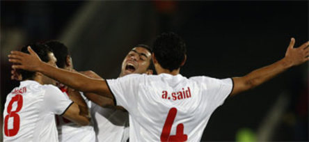Fußball, Confed-Cup: Die Ägypter jubeln über Humos' Führungstor.
