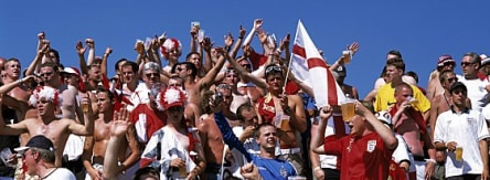 Zahlreich angereist: Feiernde englische Fans in Gelsenkirchen