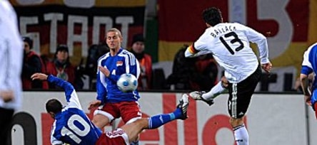 Michael Ballack nimmt Maß.