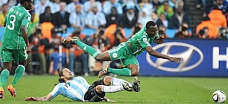 Argentiniens Jonas Gutierrez grätscht Chinedu Obasi ab.