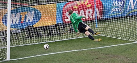 Manuel Neuer sieht dem Ball hinterher