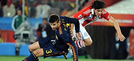 Spaniens Gerard Piqué im Duell mit Cristian Riveros (re.).