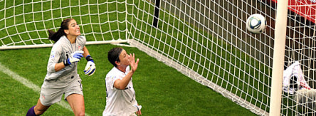 Solo (li.) und Wambach nach dem Lattenknaller von Bompastor