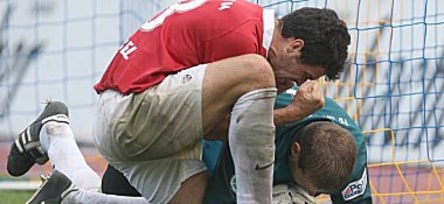 Ingolstadts Michael Wenzcel bedankt sich bei seinem Keeper Michael Lutz für eine super Leistung.