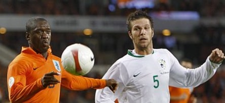 Clarence Seedorf (li.) gegen Bostjan Cesar