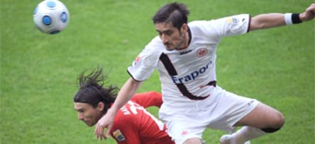 Fußball, Bundesliga: Nikos Liberopoulos reiste wegen des Todes seines Vaters in die griechische Heimat.
