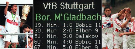 Elber mit Pokal, Anzeigetafel und Elber, Balakov, Bobic