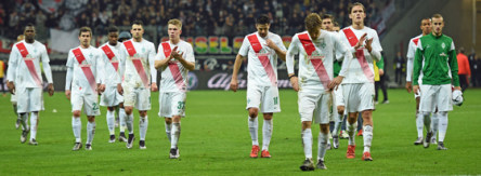 Hängende Köpfe nach dem Abpfiff in Frankfurt bei den Spielern des SV Werder Bremen.